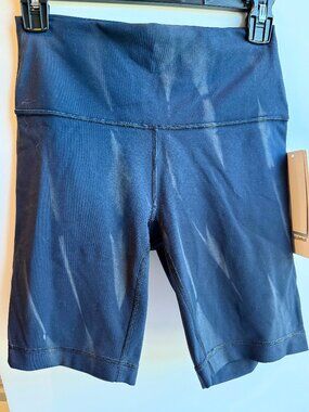 Lululemon Women's Wunder Train High Rise Shorts 8" - Size 6